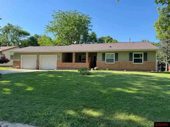 705 3rd St SW, Wells, MN 56097