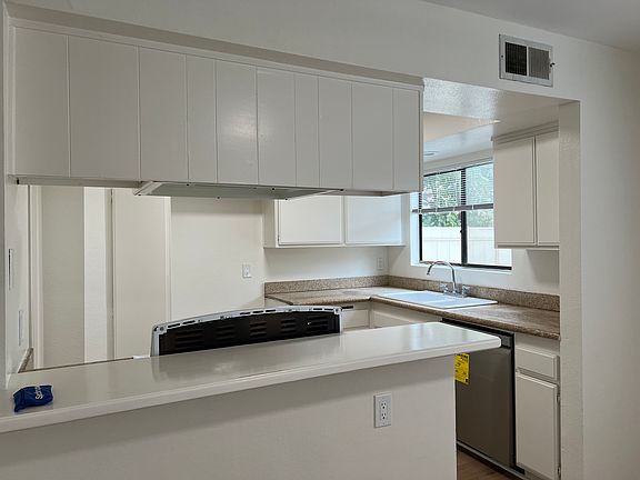 5th image of 257 S Sentous Ave