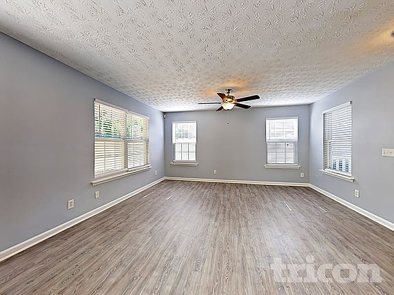 3rd image of 1202 W Oaks Way