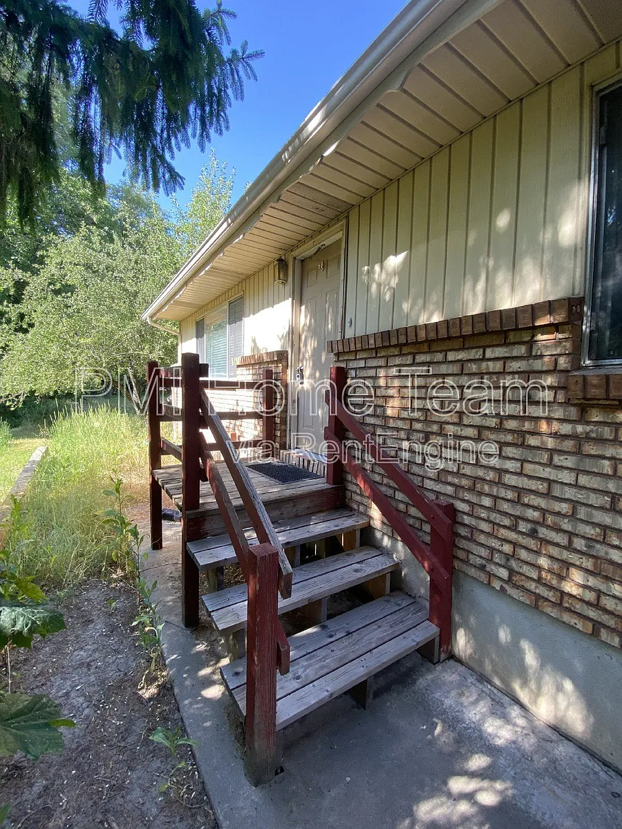 Building Photo - 241 E 200 N