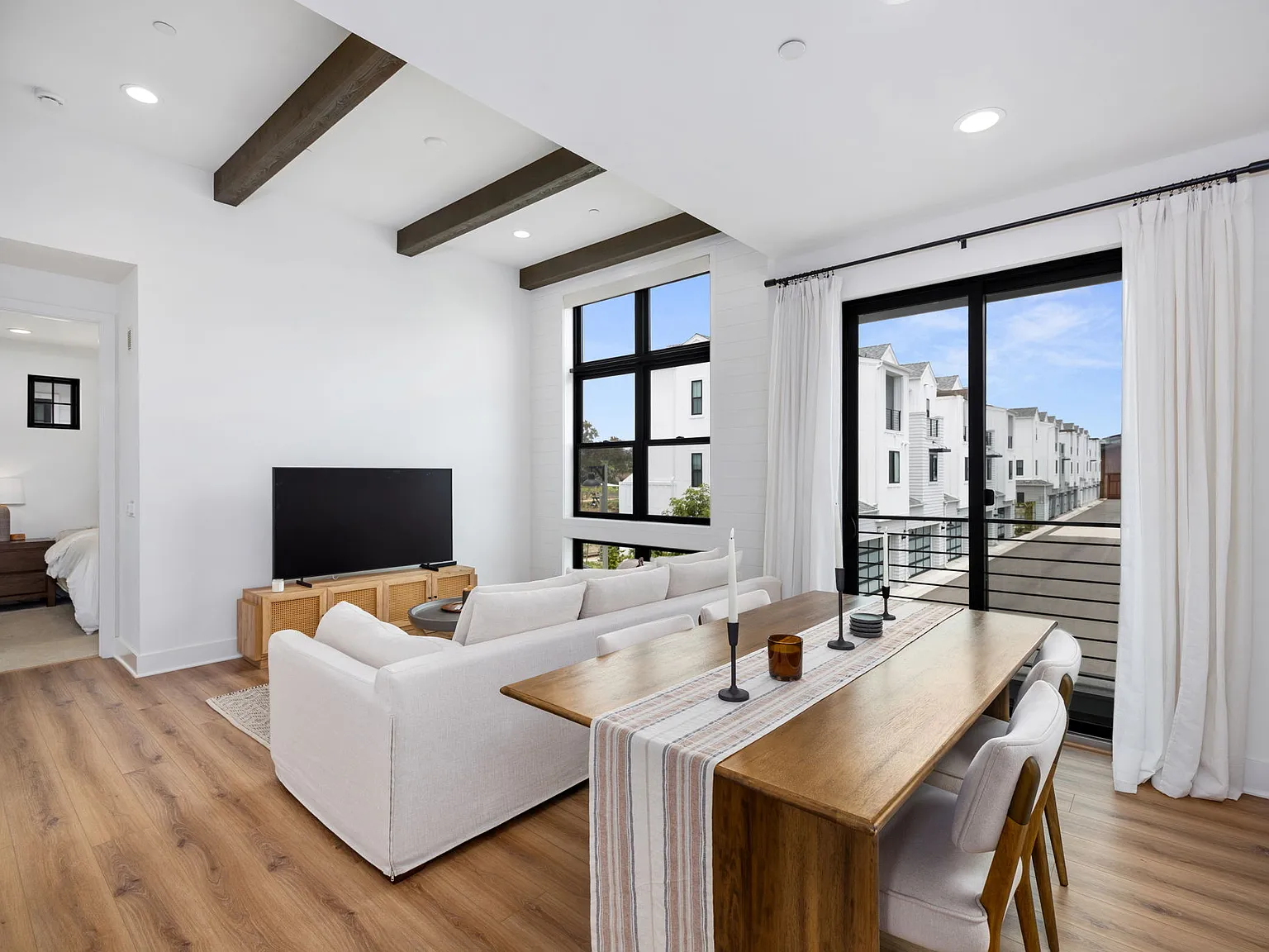 2 bed, 709 sqft, $5,500 — Photo 1