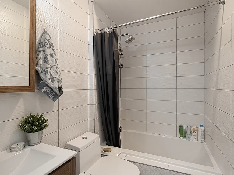315 Franklin Ave #2R — Photo 10