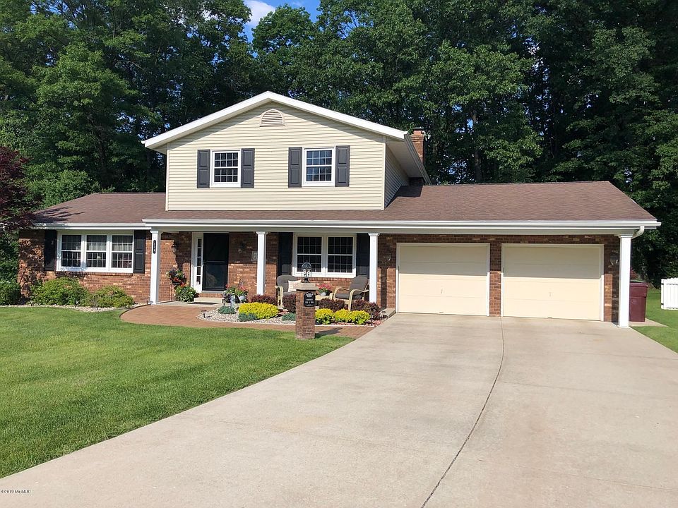 1st image of 124 Elsinore Ln