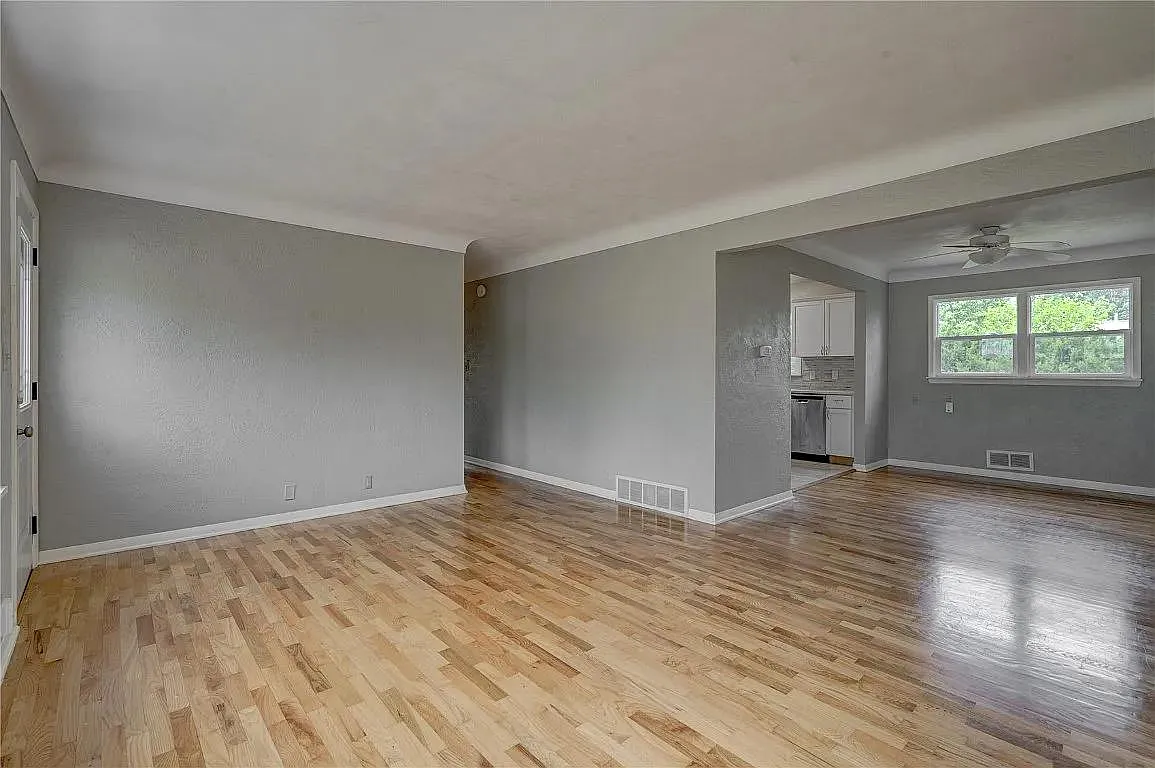 Building Photo - 2110 F Ave NE