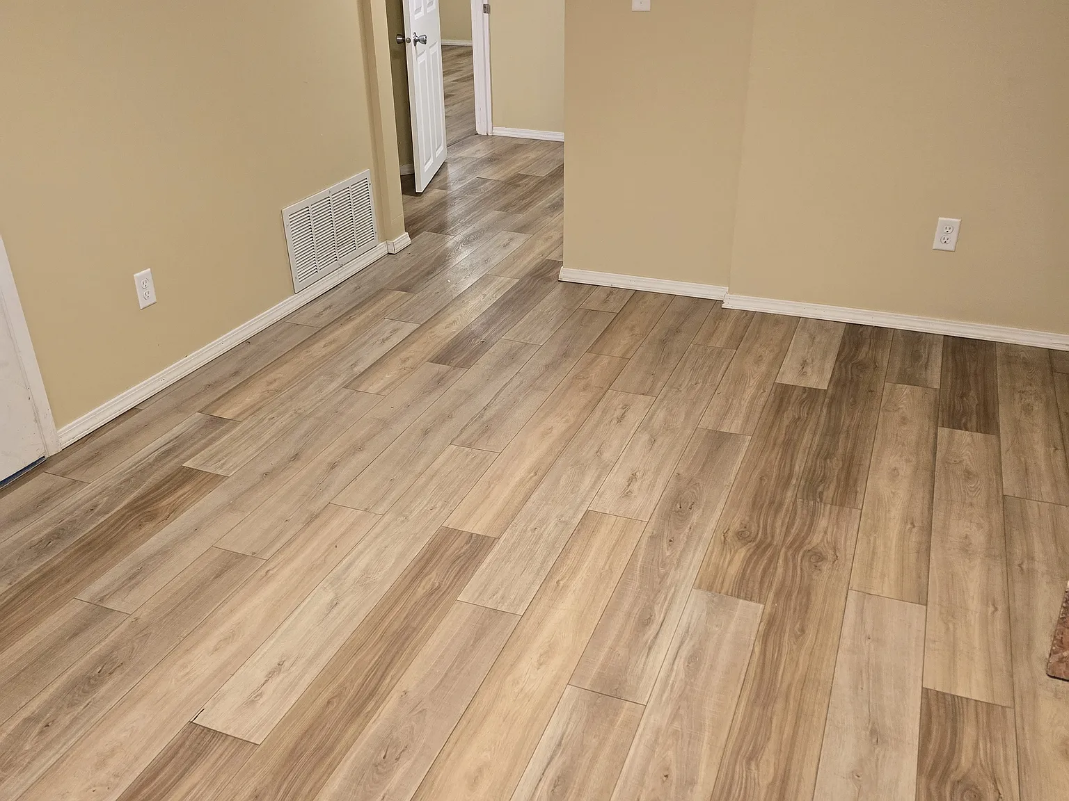 215 N Hudson Ave — Photo 3