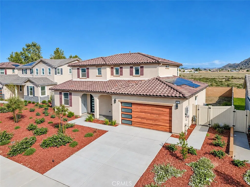 5 bed, 3.5 bath, 2553 sqft, $4,300 — Photo 2
