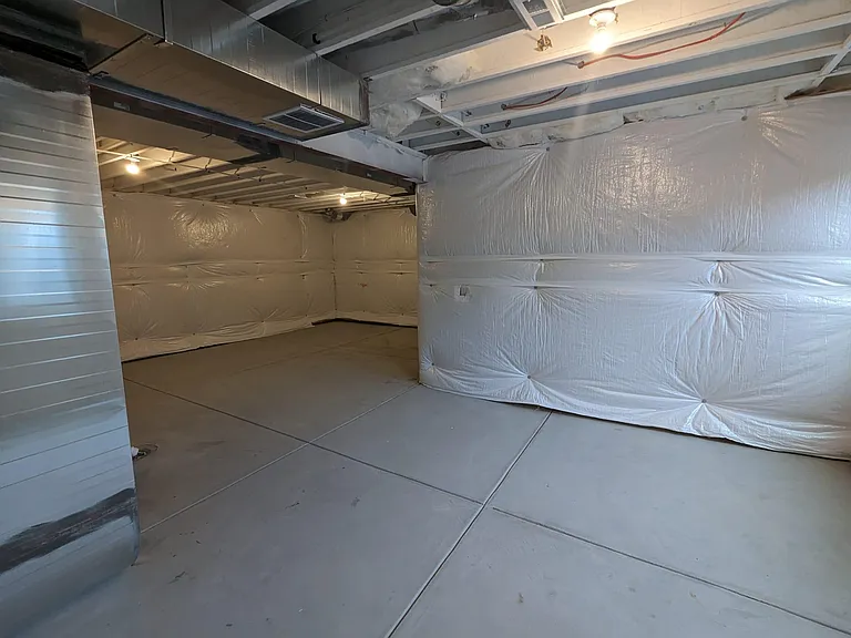 Basement with lot of sunlight