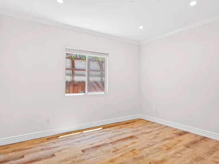 4951 Enfield Ave — Photo 13