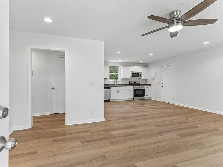 1001 Lakeside Dr — Photo 8
