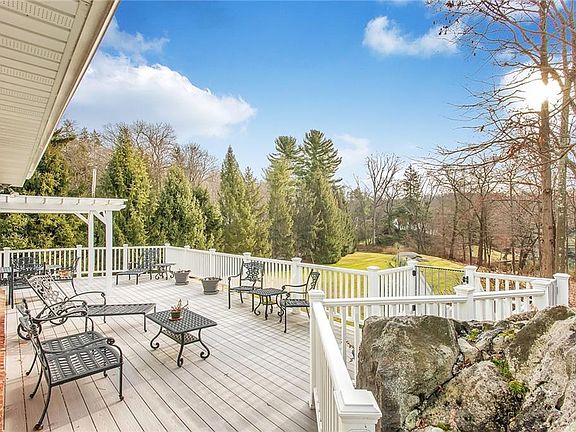 5th image of 1 Brook Ln