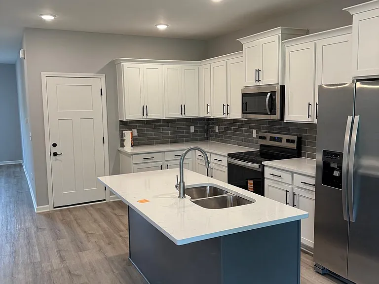 561 Twyla Dr — Photo 3