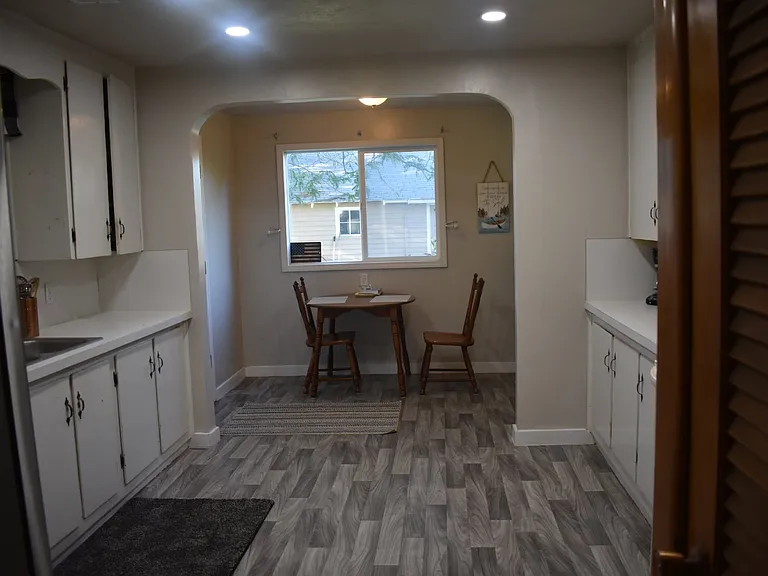 535 E Hanthorn Ave — Photo 6