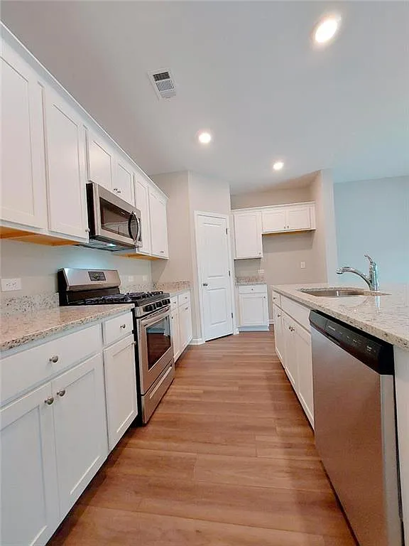 4 bed, 2.5 bath, 1875 sqft, $2,150 — Photo 3