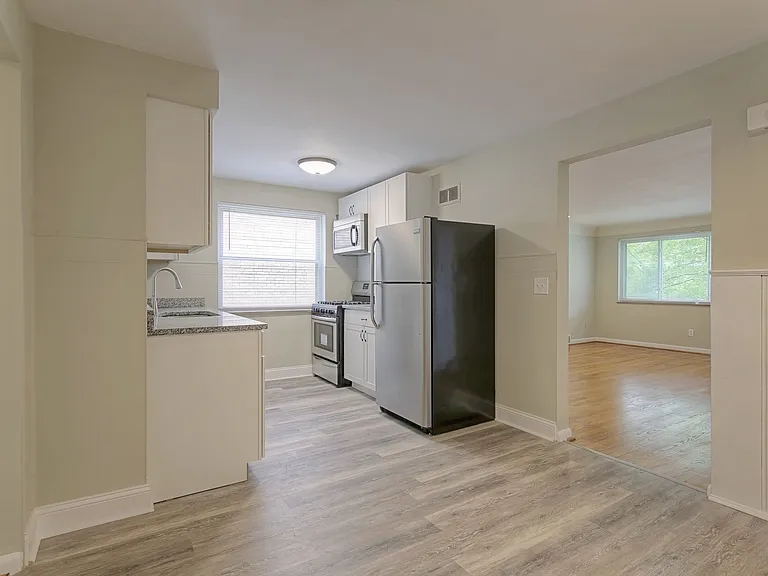 3279 Linwood Ave #4 — Photo 5