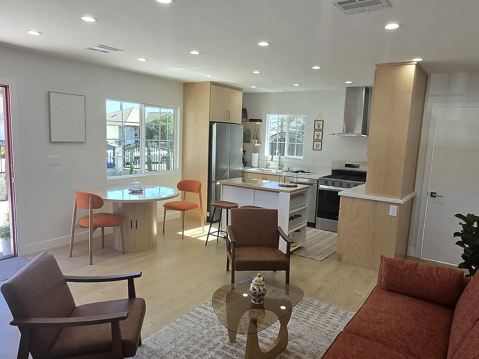 2 bed, 1.5 bath, 820 sqft, $3,350 — Photo 3