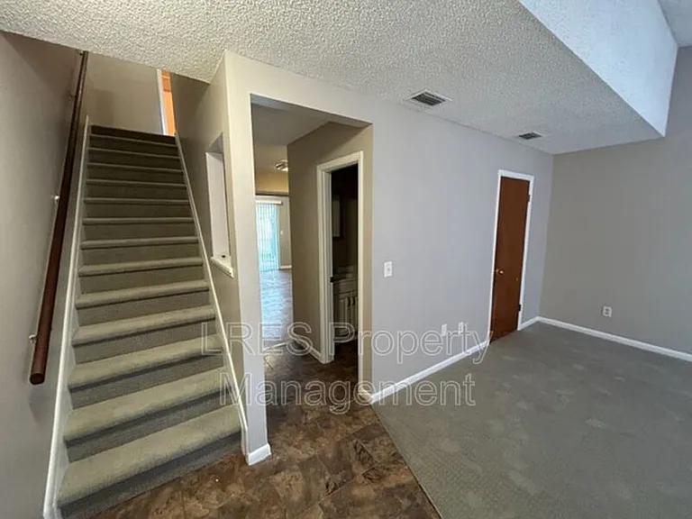 816 W 25th St — Photo 39