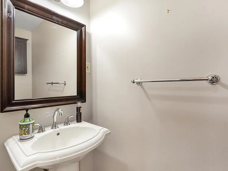 1826 Eastwood Ln — Photo 12