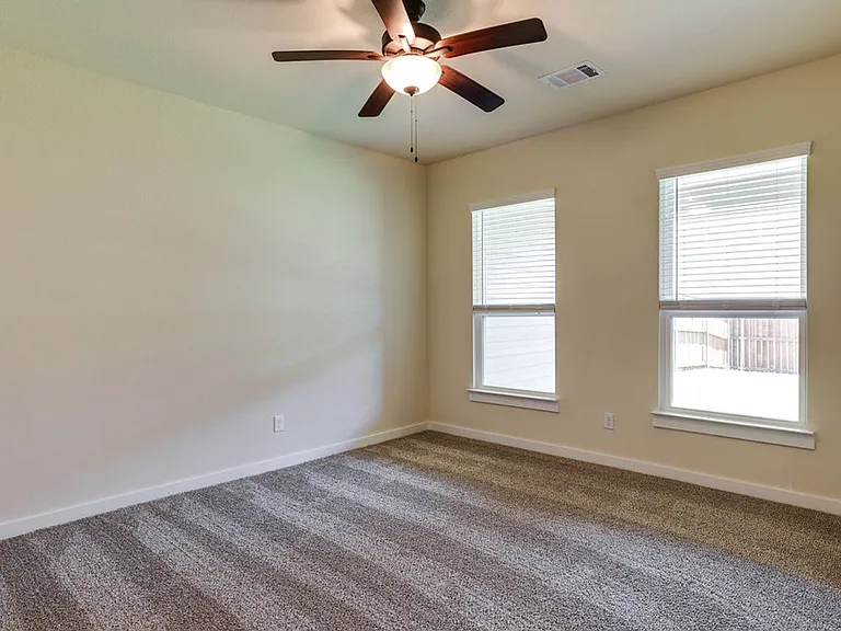 648 Blackland Dr — Photo 16