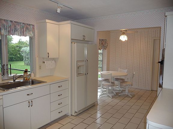 Kitchen w/ Breakfast Nook