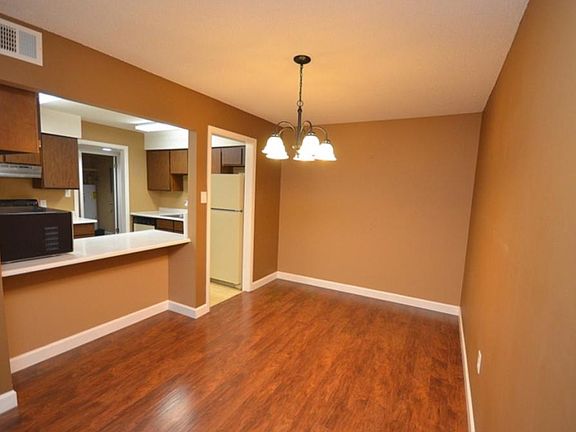 4th image of 216 University Pkwy #8