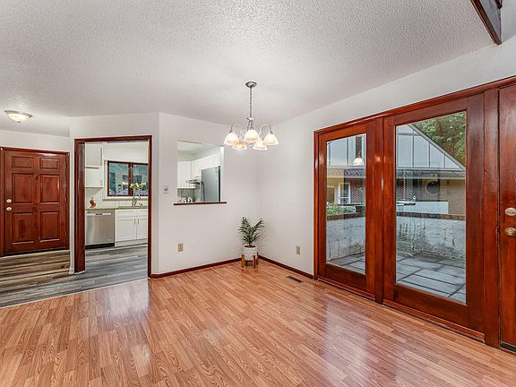 4th image of 109 Essex Dr