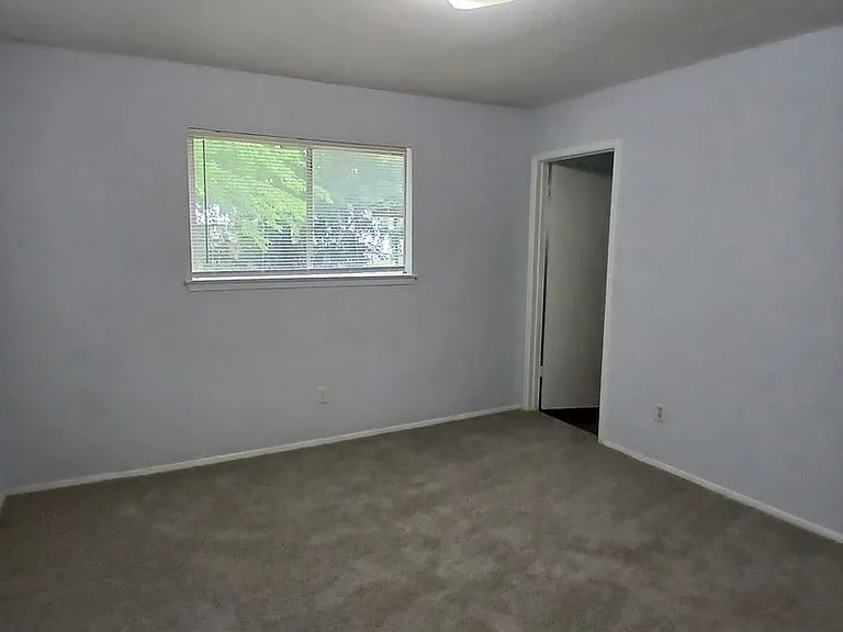 12109 Bishop Dr — Photo 37