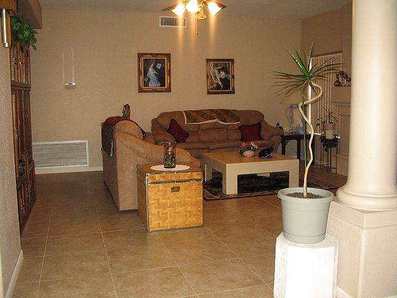 Family room w/gas fireplace