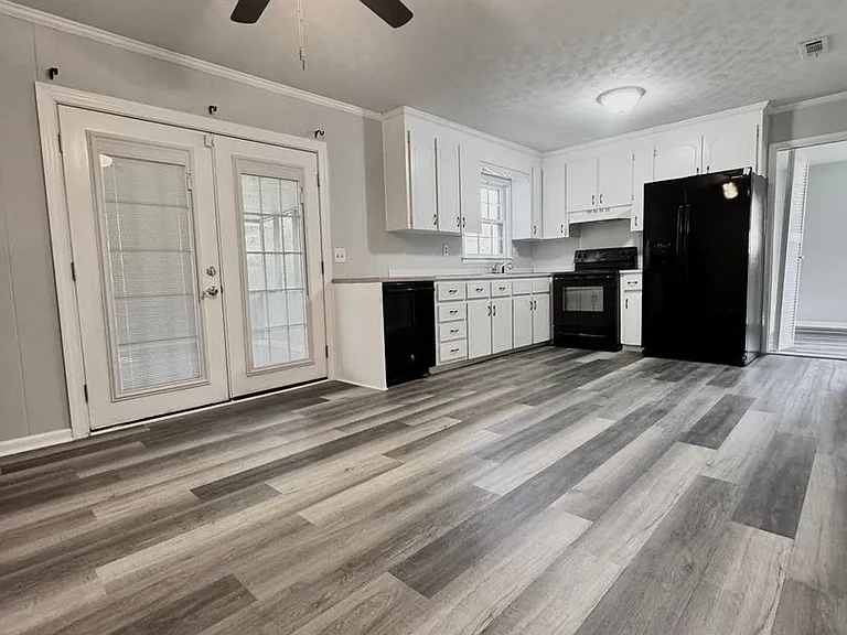275 Sharon Ln — Photo 3