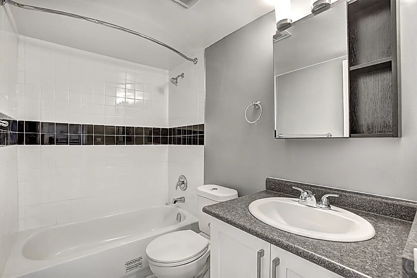 3895 Lawrence Avenue, East — Photo 4