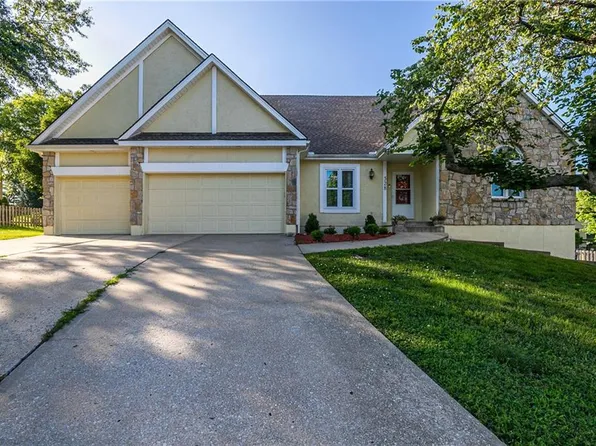 528 NW Ambersham Dr, Lees Summit, MO 64081