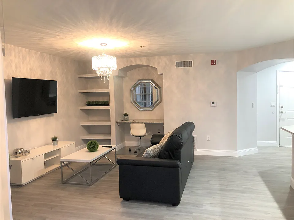 7330 Westpointe Blvd #212
