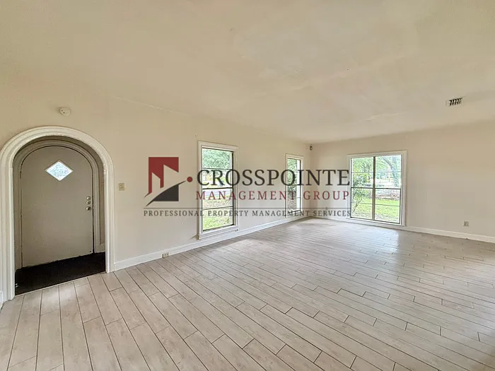 1120 Augusta Ave — Photo 3