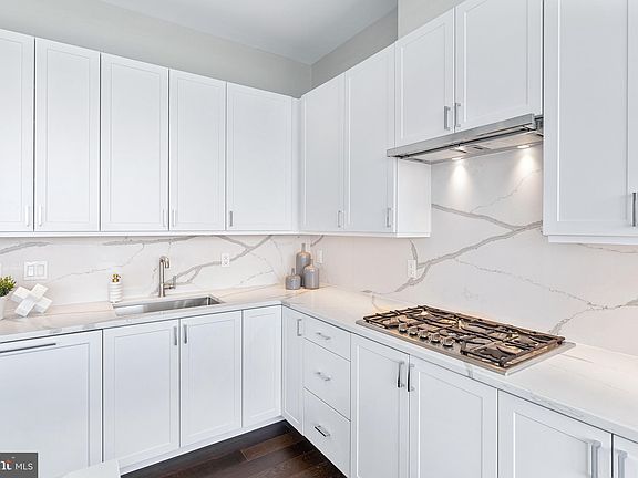 5th image of 925 N Fairfax St #Penthouse 03