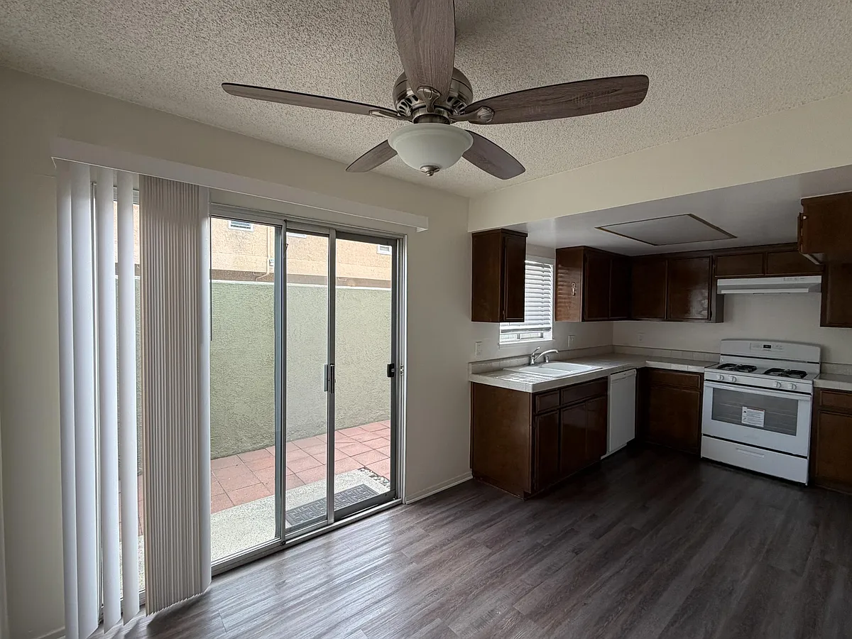 Building Photo - 390 S Walnut Ave #3