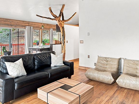 4th image of 2271 Redhill Road