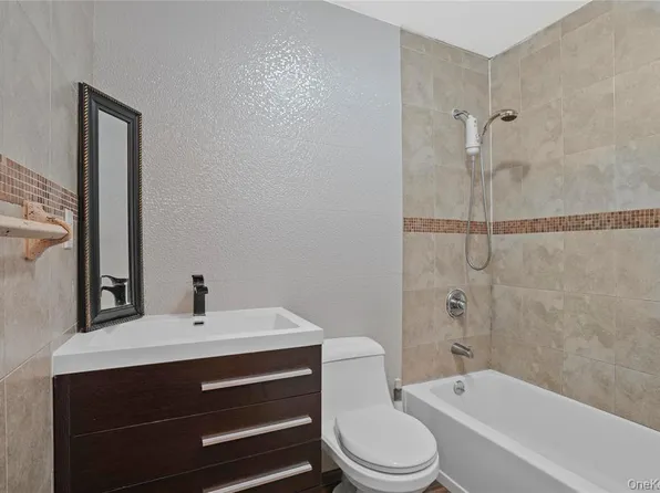 65-36 Metropolitan Avenue image 8 of 33