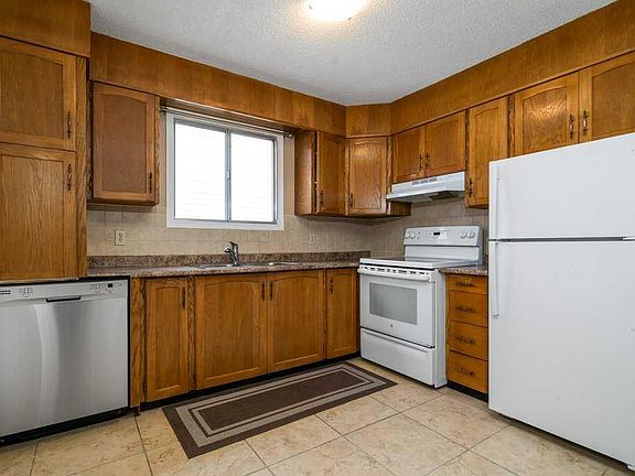 5th image of 532 E 5th St SE