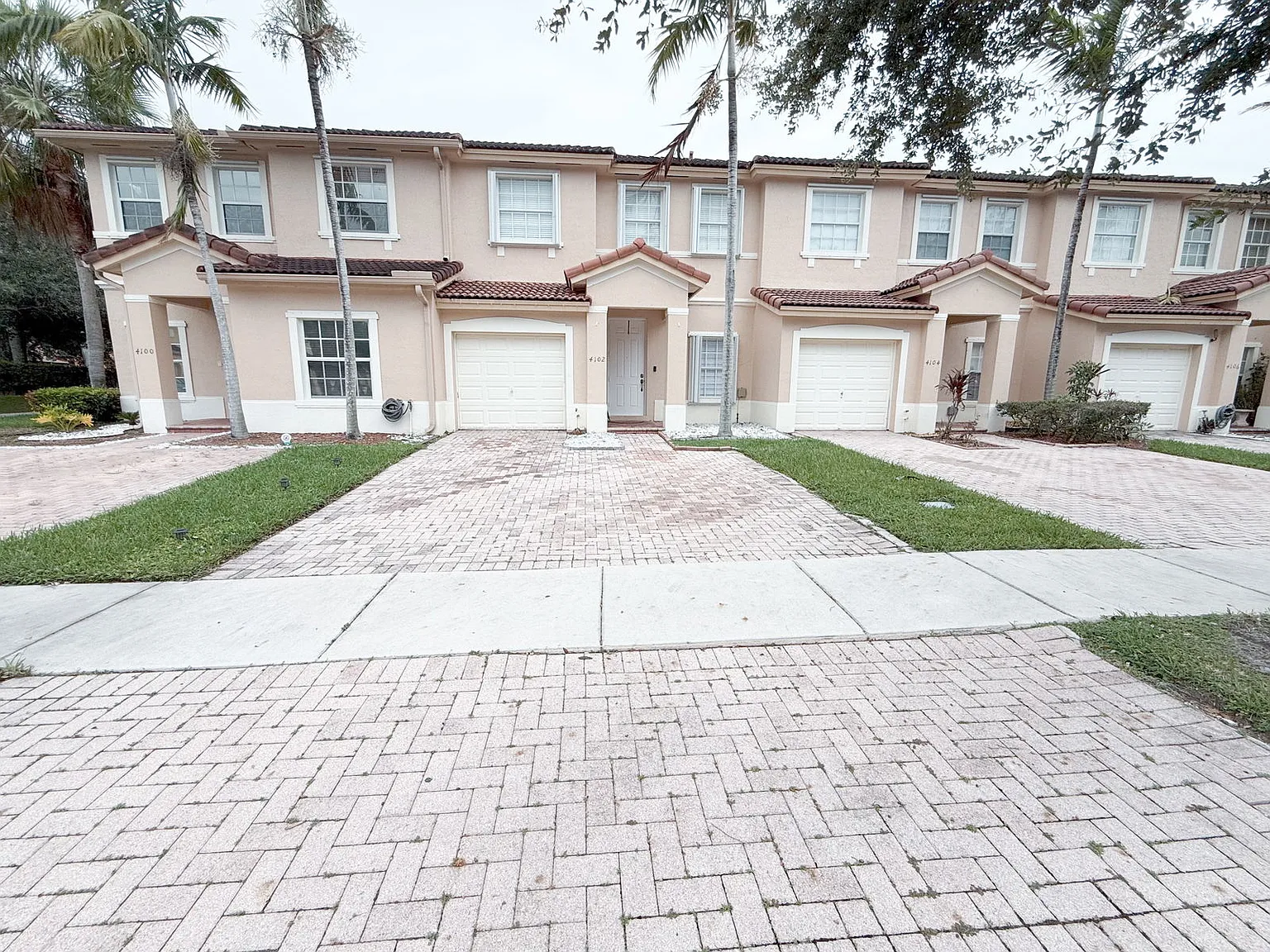 3 bed, 2.5 bath, 1363 sqft, $2,900 — Photo 2