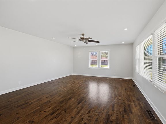 3rd image of 823 S Ridge Dr
