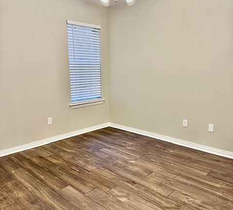 3rd image of 502 Oakridge Dr