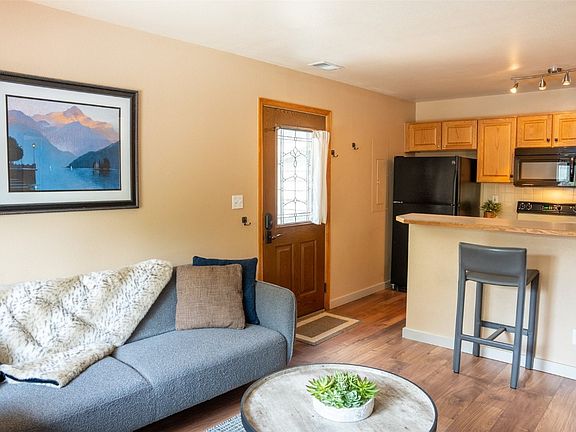4th image of 302 Village Point Drive