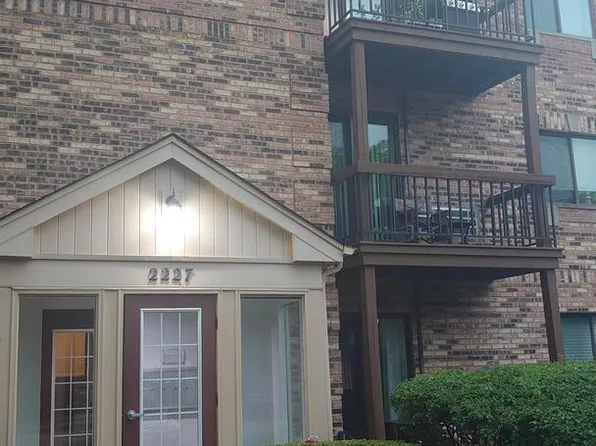 2227 W Nichols Rd #E, Arlington Heights, IL 60004