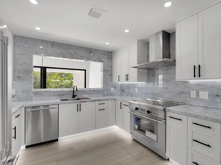 294 Saint Thomas Ave — Photo 12