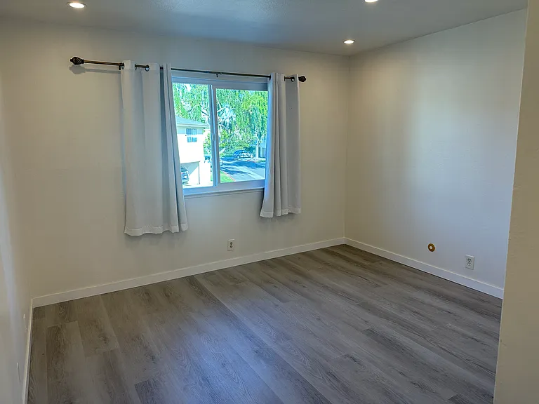 2129 Mann Ave #4 — Photo 8