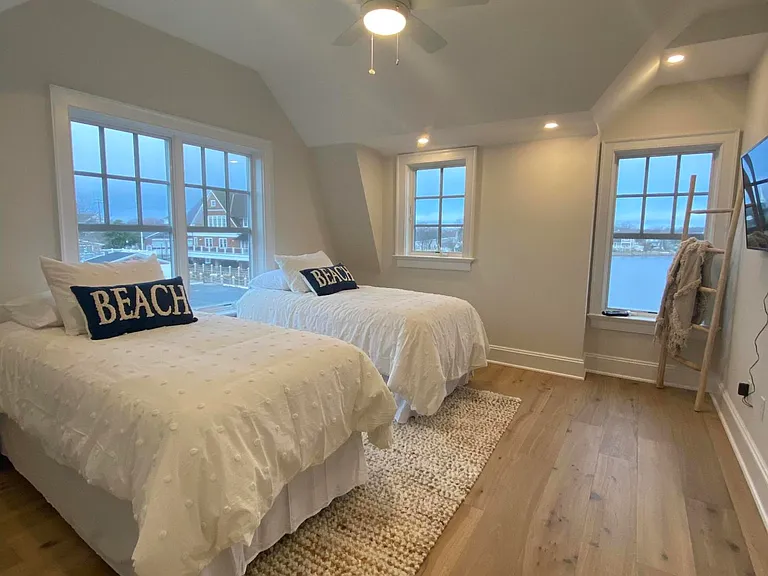 410 Lake Ave — Photo 10
