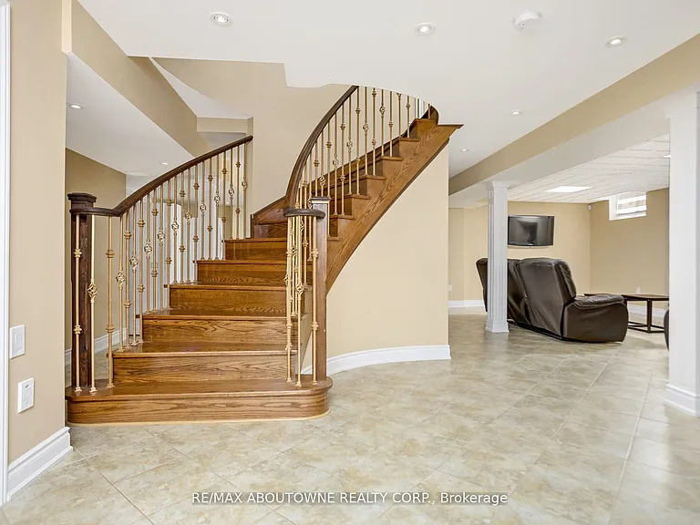 2235 Grenville Dr — Photo 27