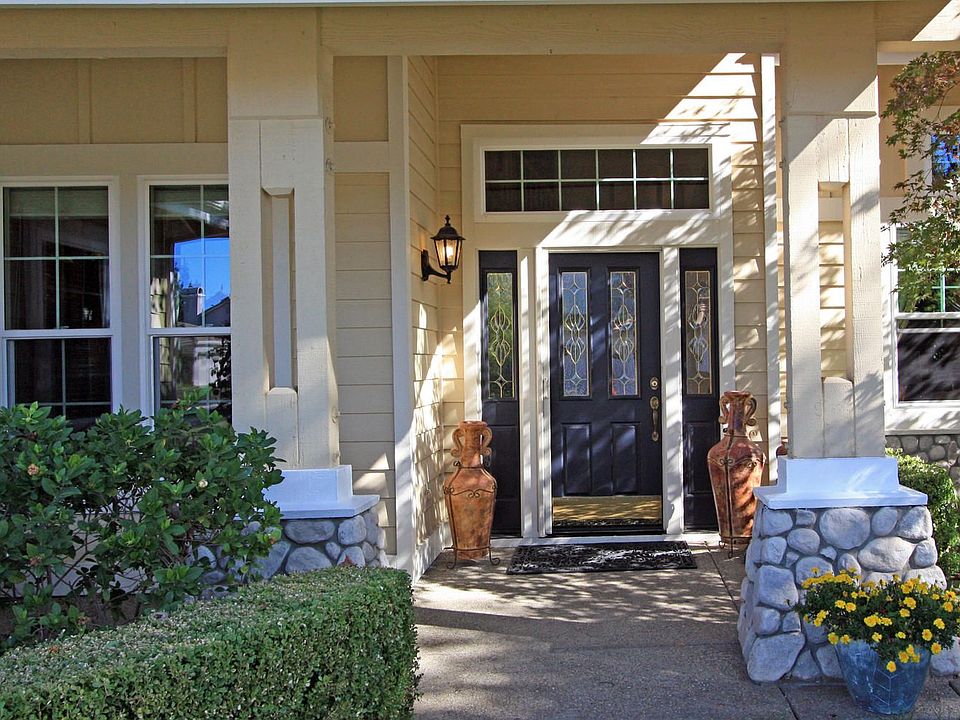 2nd image of 2104 Heritage Dr