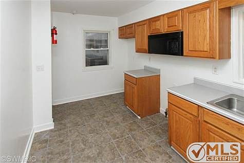 3rd image of 208 Hunter St