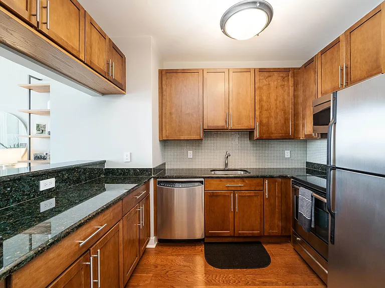 1500 Hudson St #9K — Photo 8