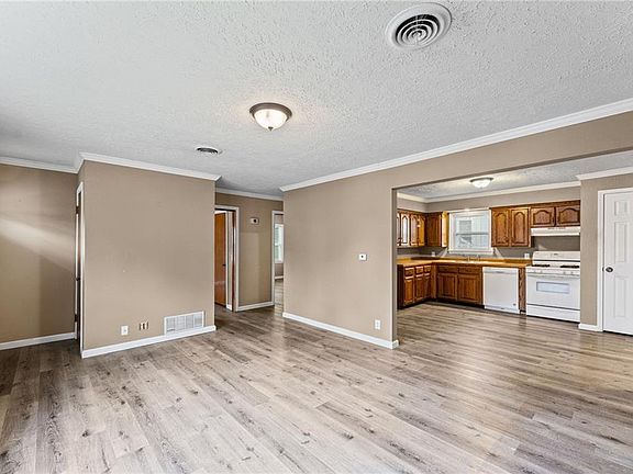 5th image of 902 E Broadway St